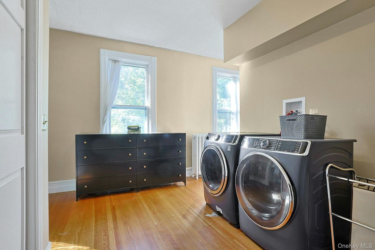 Interior, Washer, Wood Texture Flooring