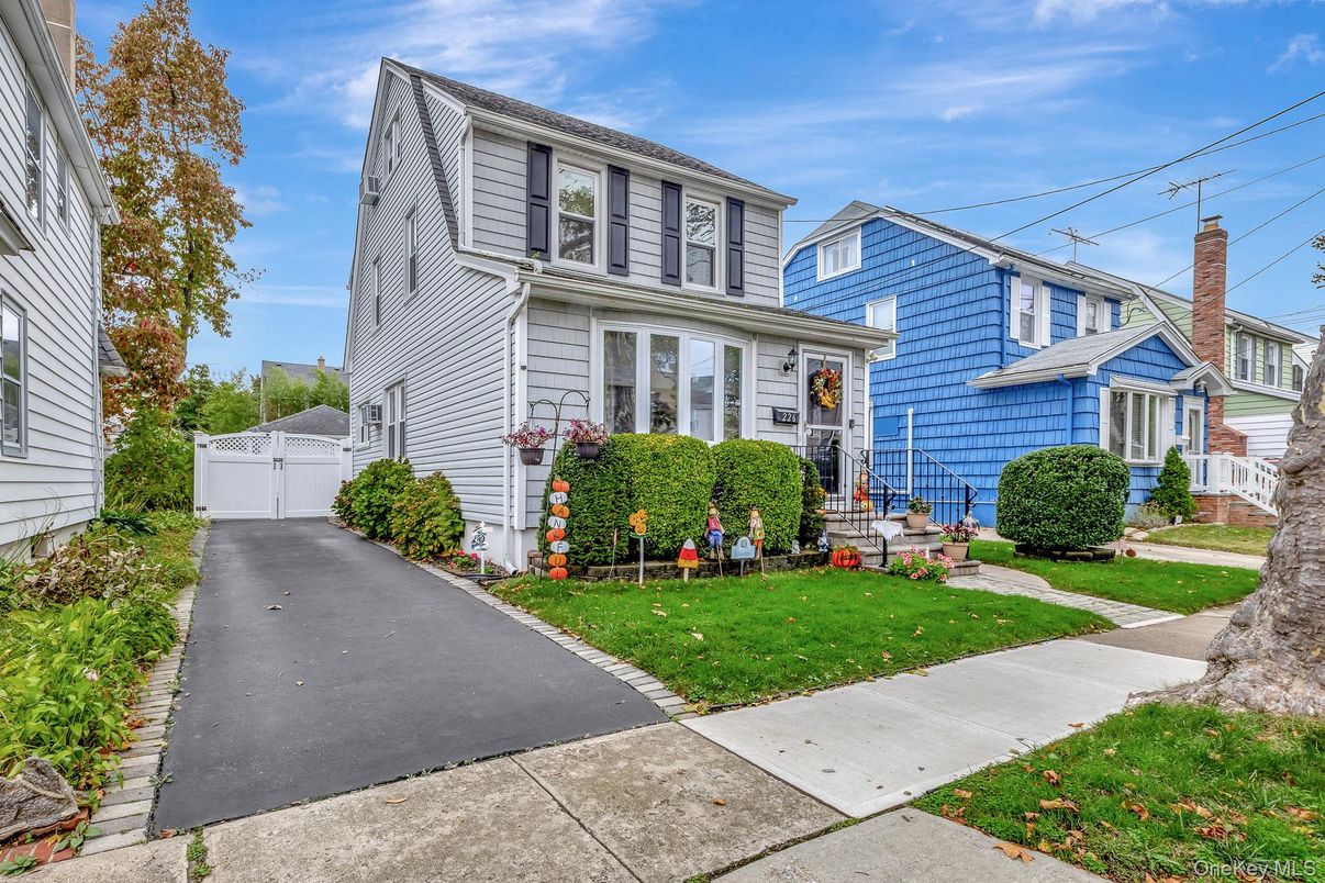 Exterior, Facade, American Foursquare