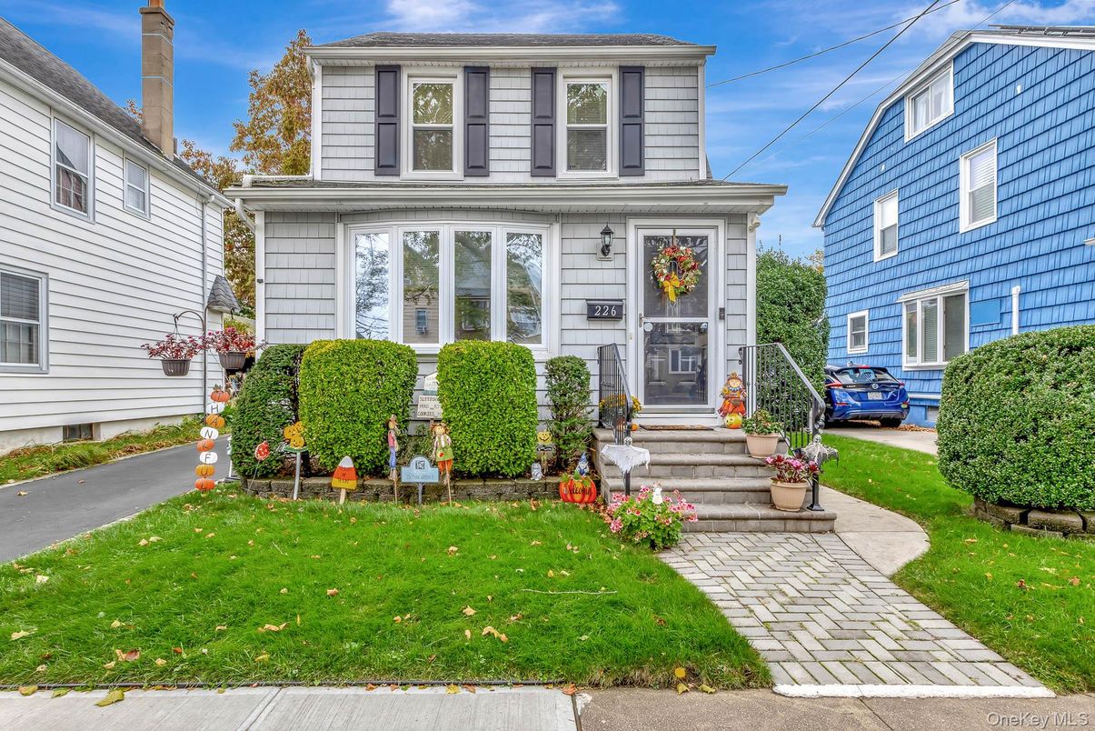 Exterior, Facade, American Foursquare