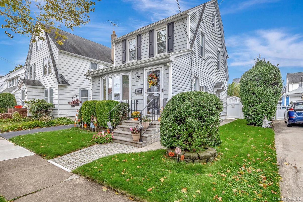Exterior, Facade, Queen Anne Victorian
