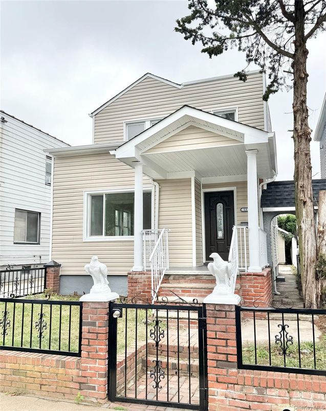 Exterior, Facade, Ranch