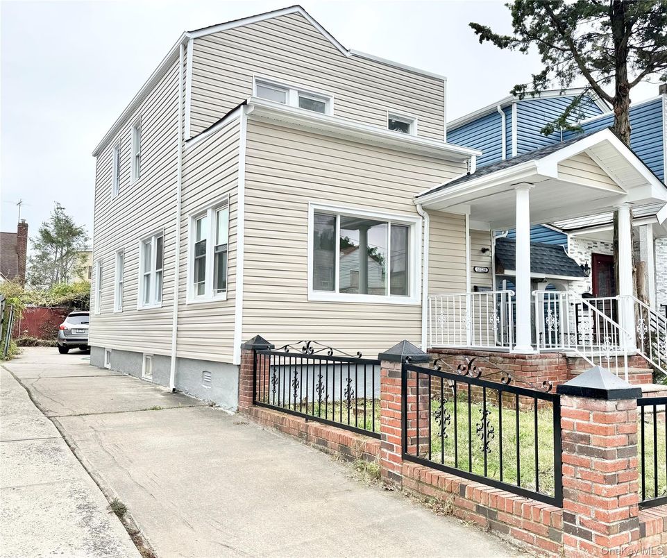 Exterior, Facade, Rowhouse