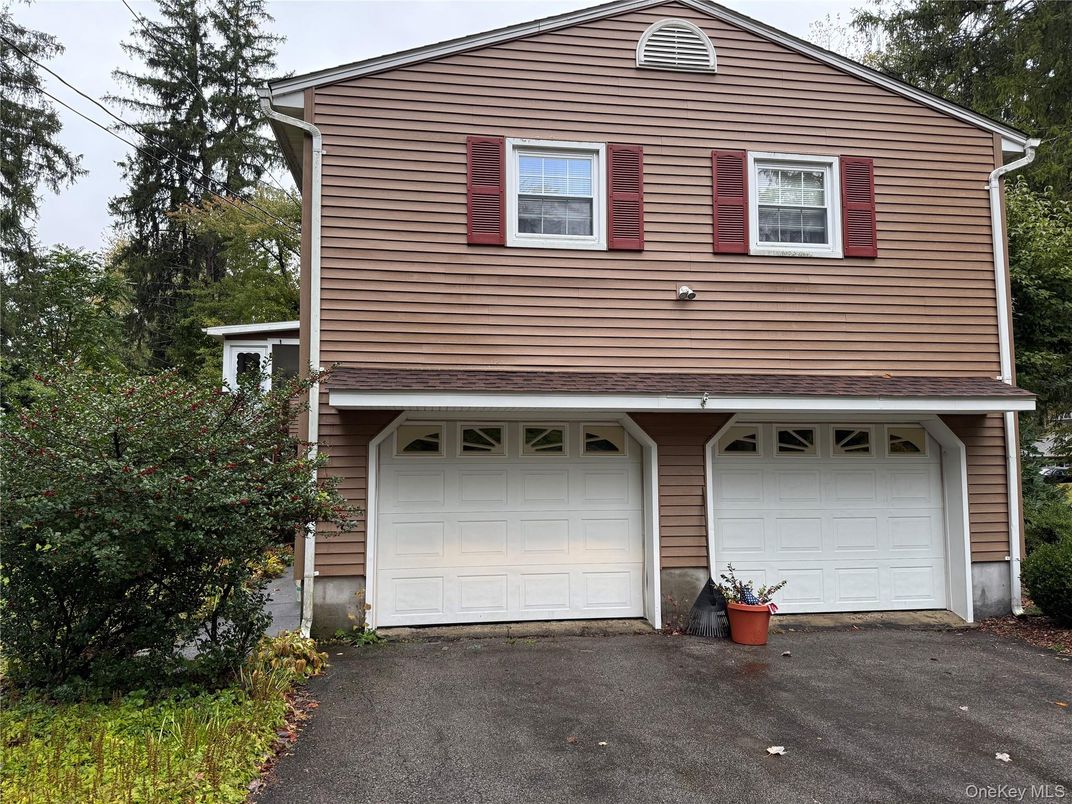 Attached, Exterior, Facade, Split Level