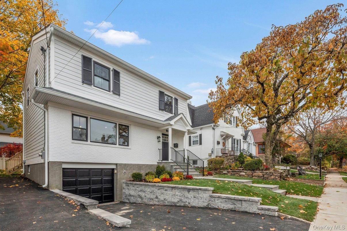 Attached, Exterior, Facade, American Foursquare