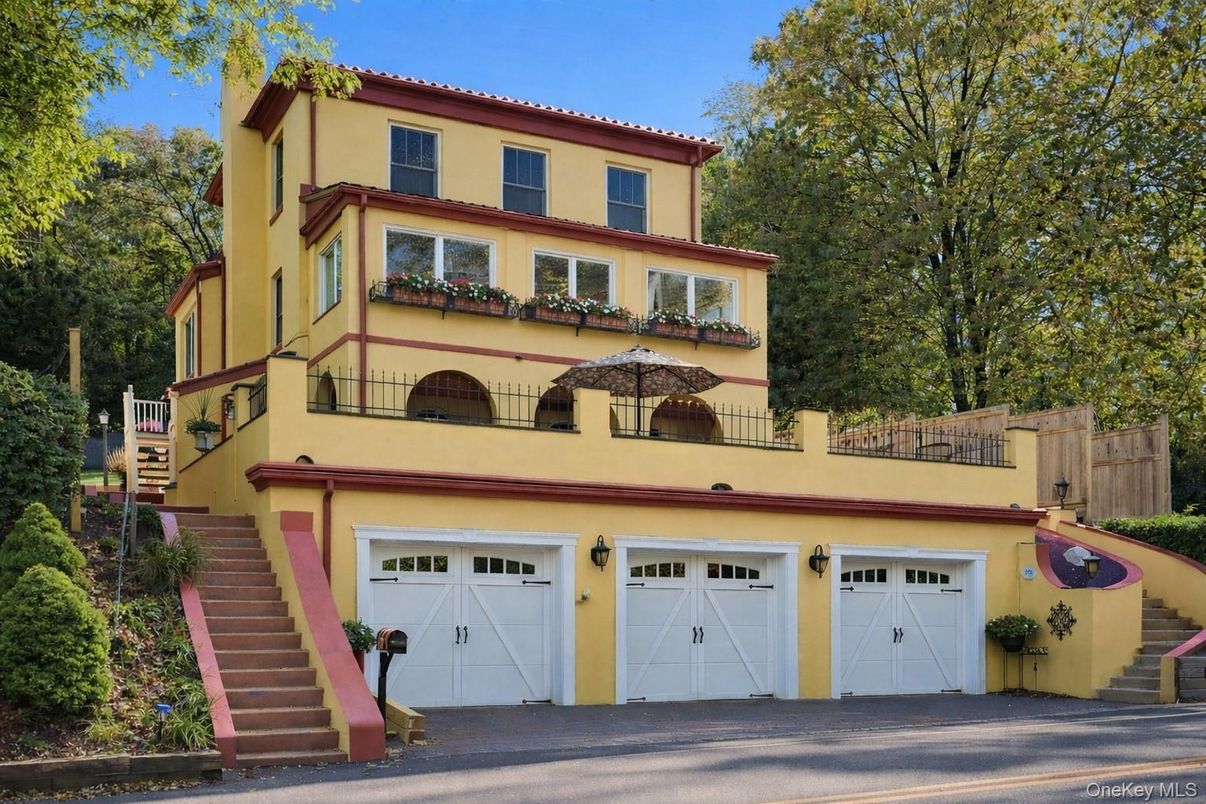 Attached, Exterior, Facade, Mediterranean