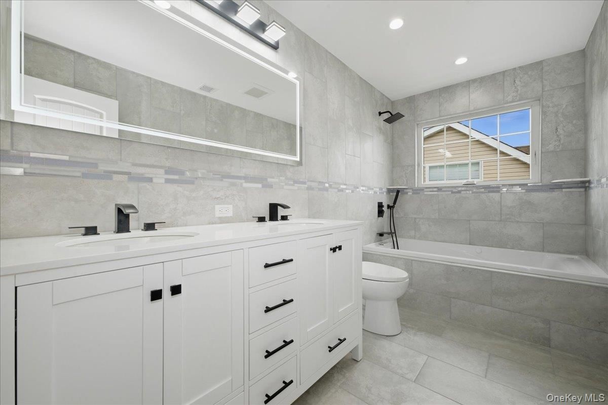 Bathroom, Dual Sink Vanities, Interior, Recessed Lighting