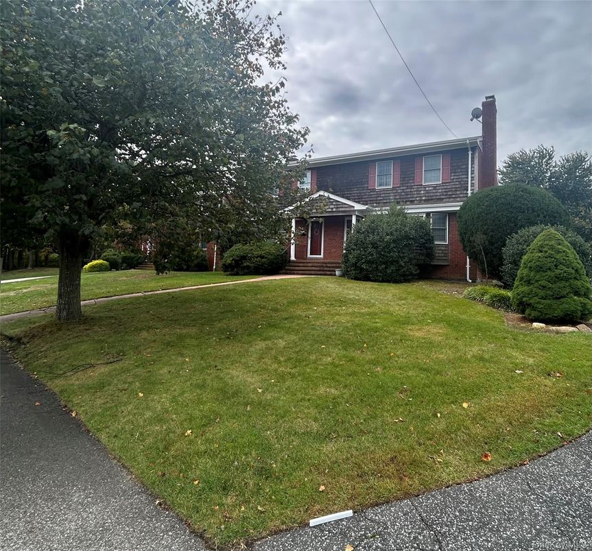 Backyard, Exterior, Facade, Brick Facade, Split Level