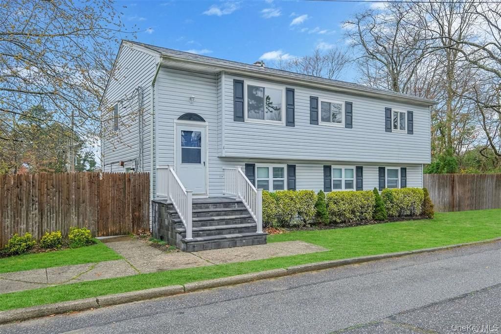 Exterior, Facade, Raised Ranch