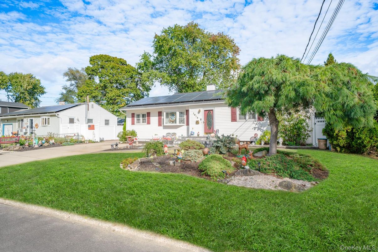 Backyard, Exterior, Facade, Solar Panels, Split Level
