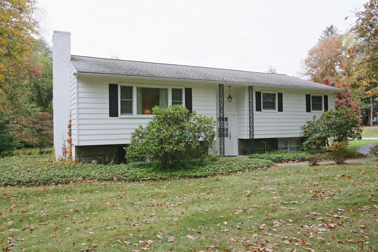 Exterior, Facade, Raised Ranch