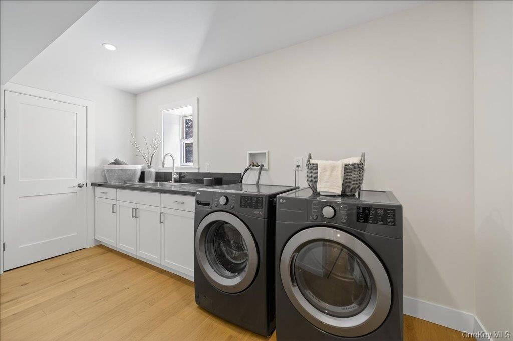 Interior, Recessed Lighting, Washer, Wood Texture Flooring