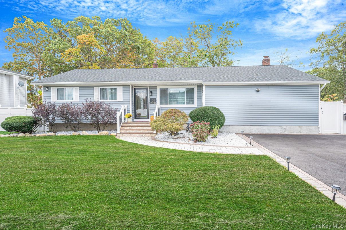 Attached, Exterior, Facade, Ranch