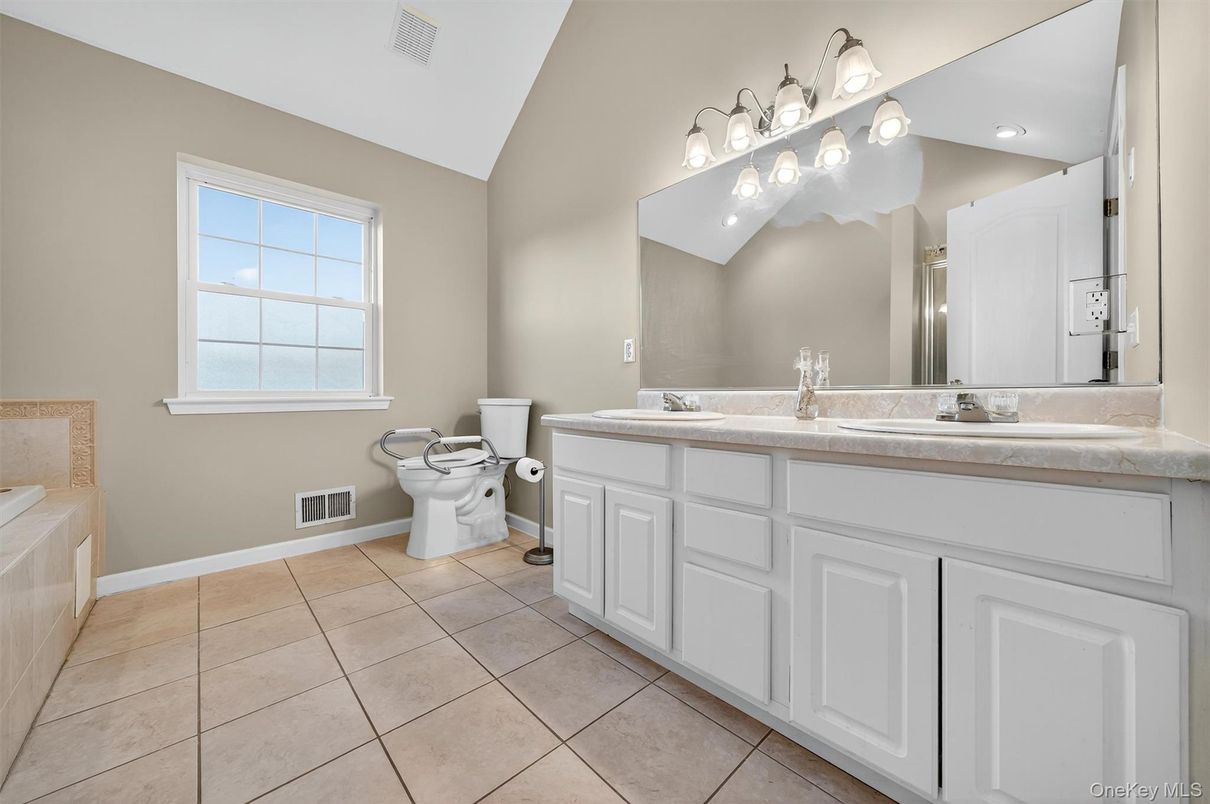 Bathroom, Dual Sink Vanities, Interior, Recessed Lighting