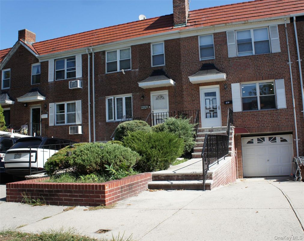 Attached, Exterior, Facade, Brick Facade, Georgian