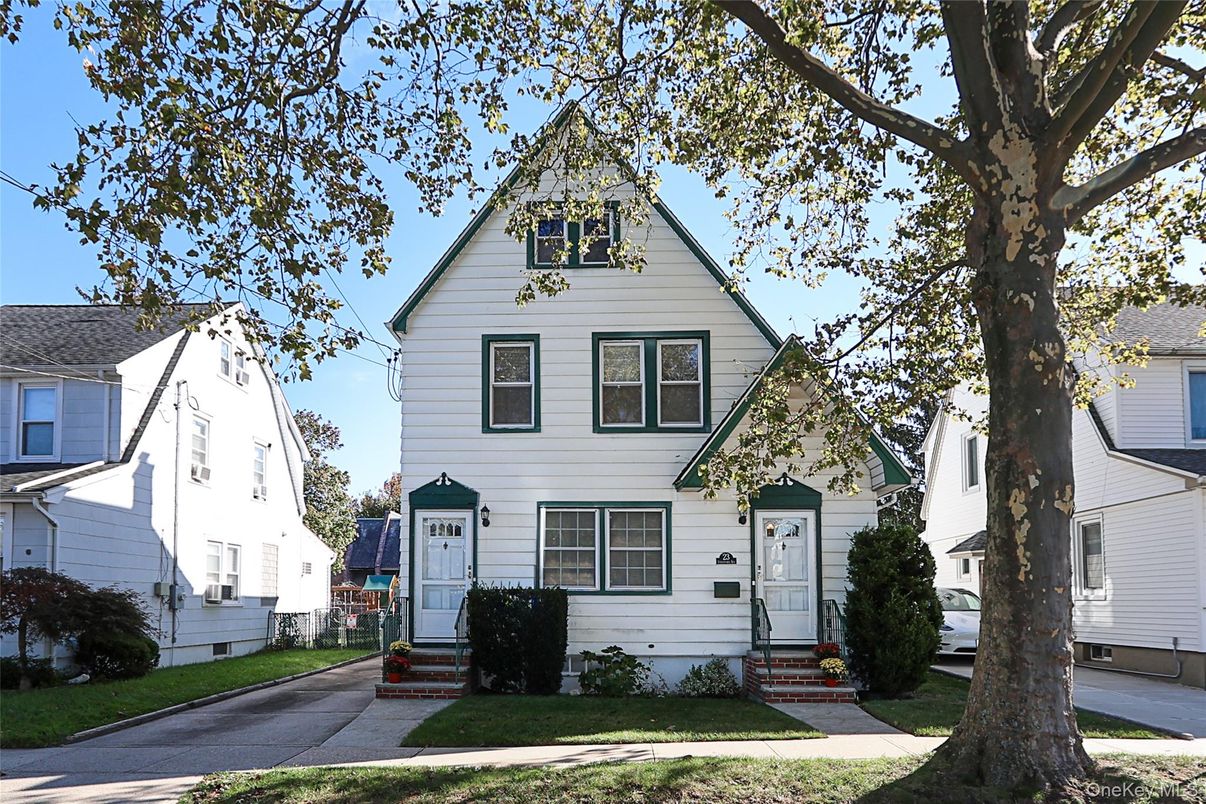 Exterior, Facade, Queen Anne Victorian
