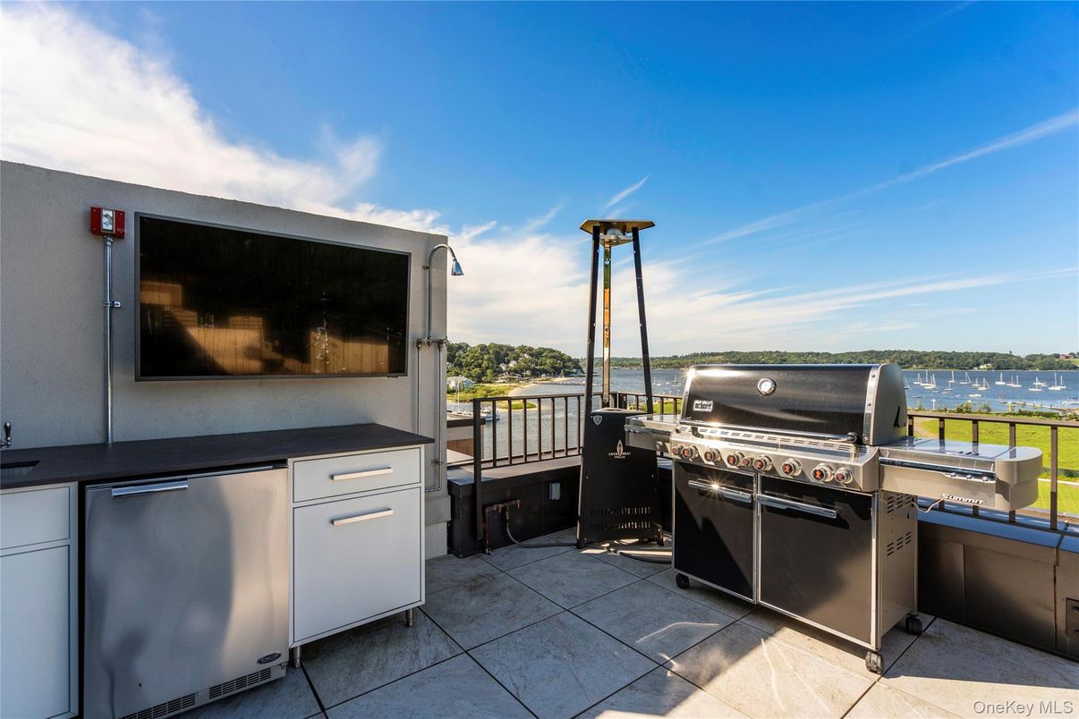 Exterior, Outdoor Kitchen, Water