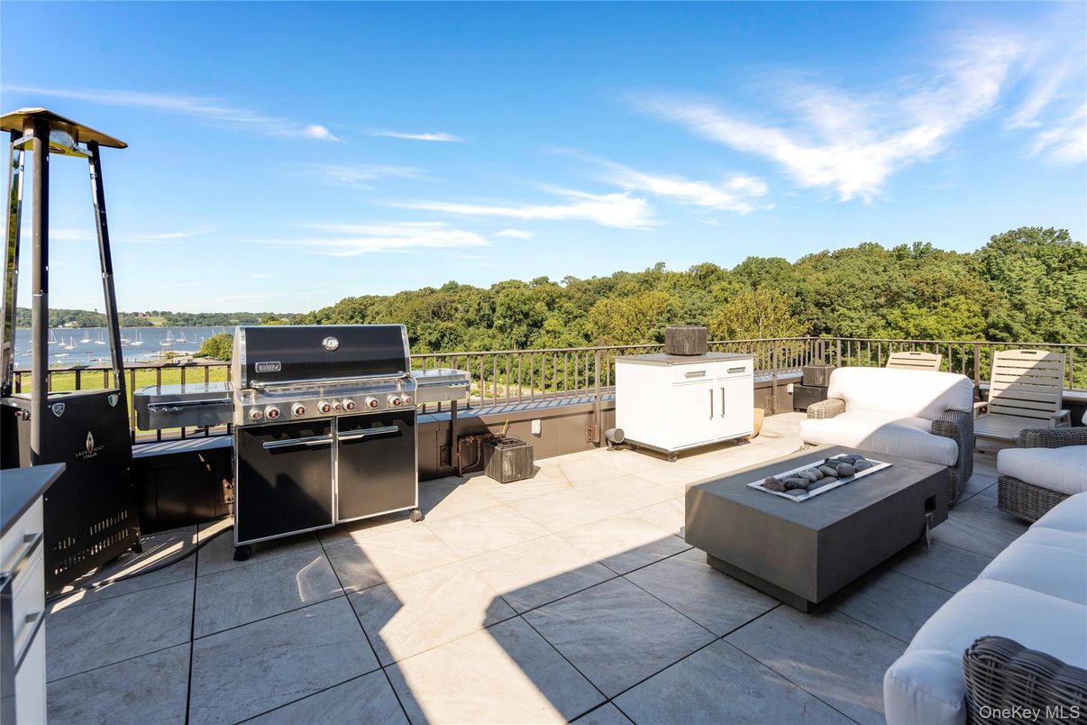 Exterior, Outdoor Kitchen, Water