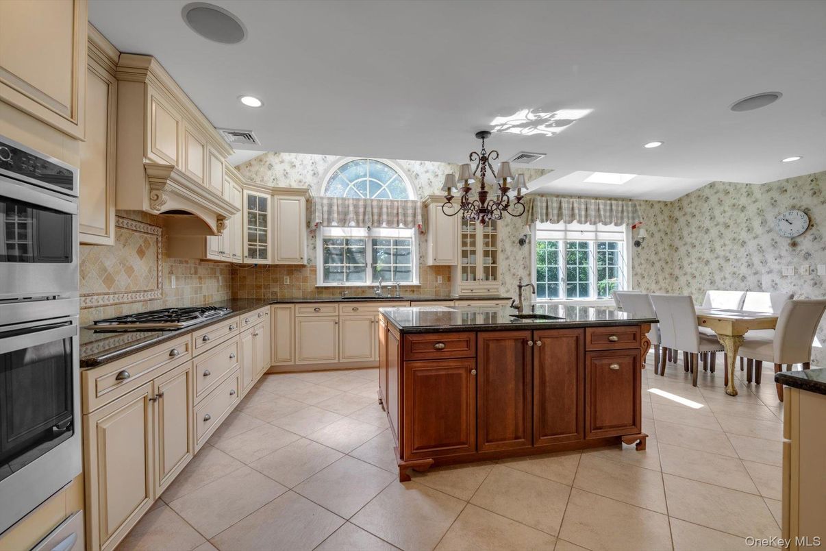 Chandelier, Dining room, Interior, Kitchen, Recessed Lighting, Stainless Steel Appliances