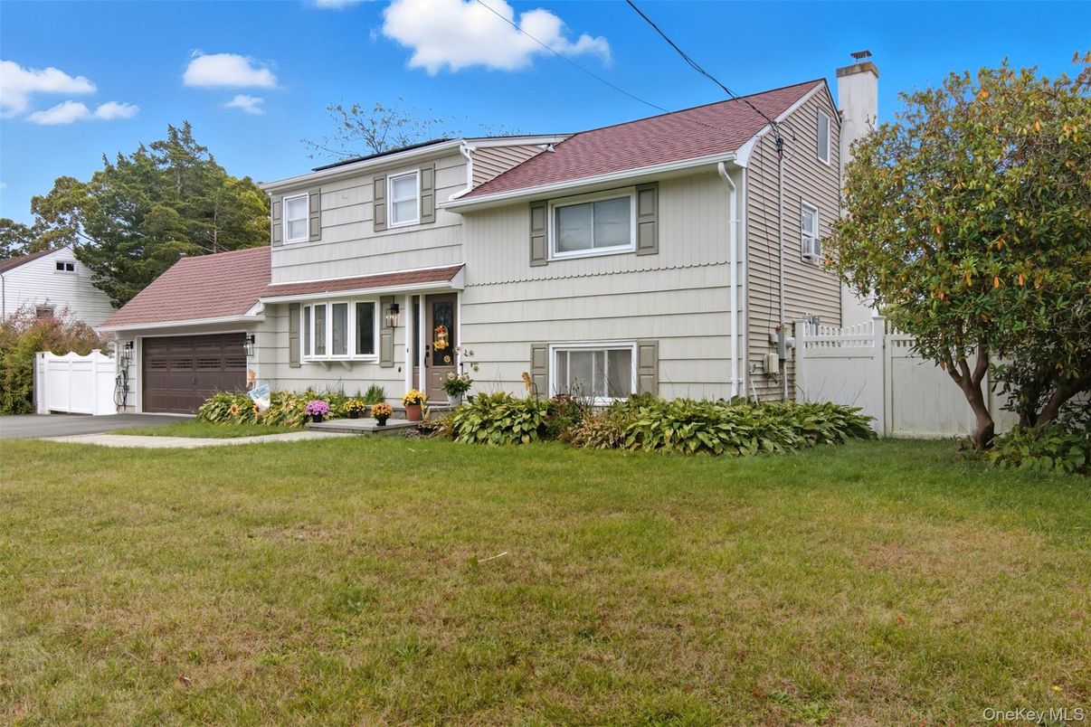 Attached, Exterior, Facade, Split Level