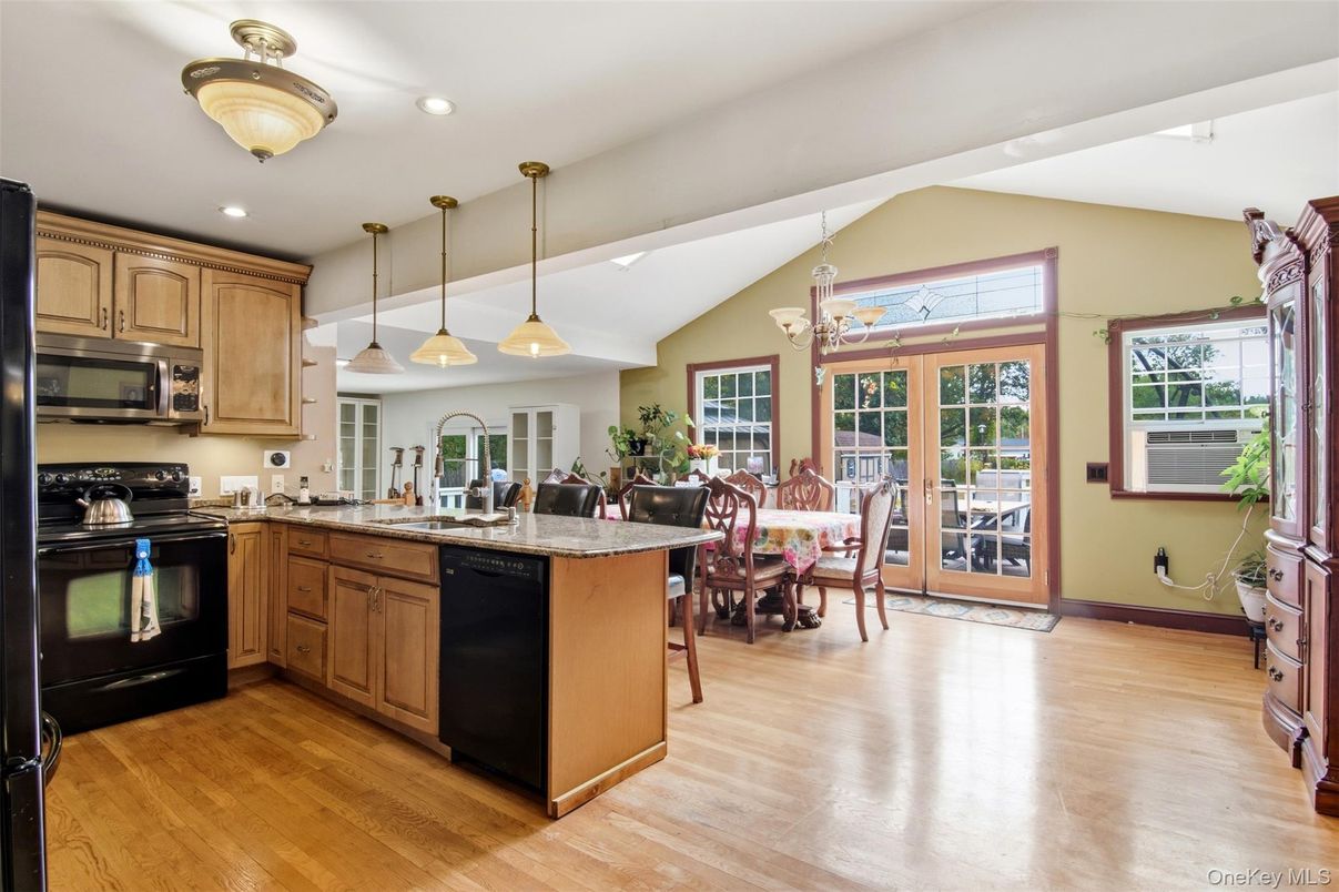 Dining room, Interior, Kitchen, Pendant Lights, Recessed Lighting, Wood Texture Flooring