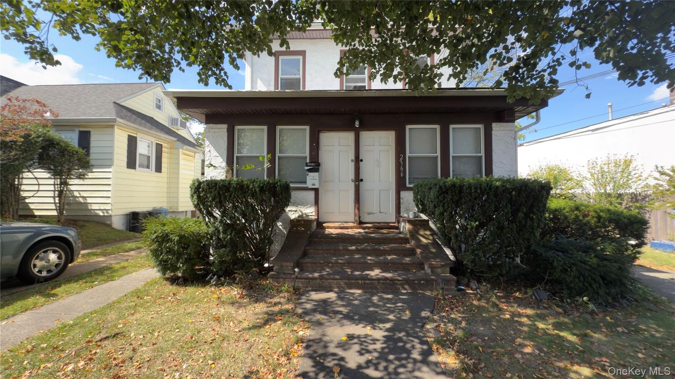 Exterior, Facade, American Foursquare