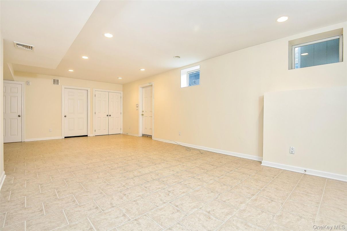 Empty room, Interior, Recessed Lighting