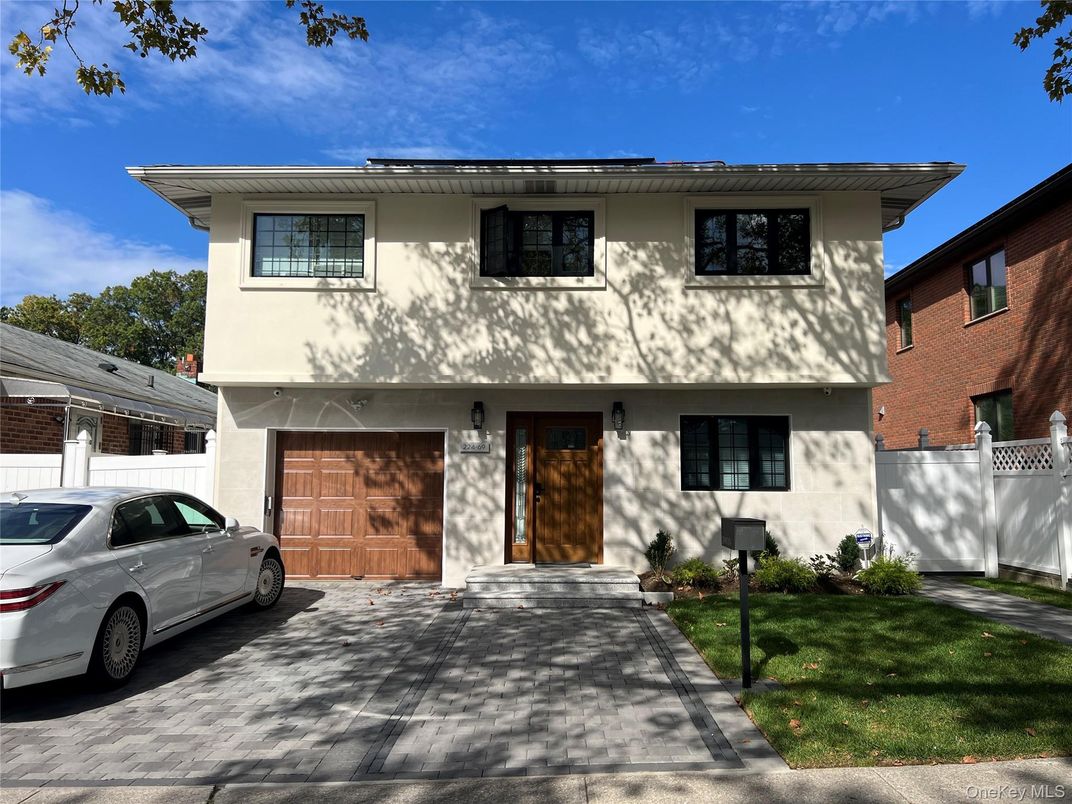 Attached, Exterior, Facade, American Foursquare
