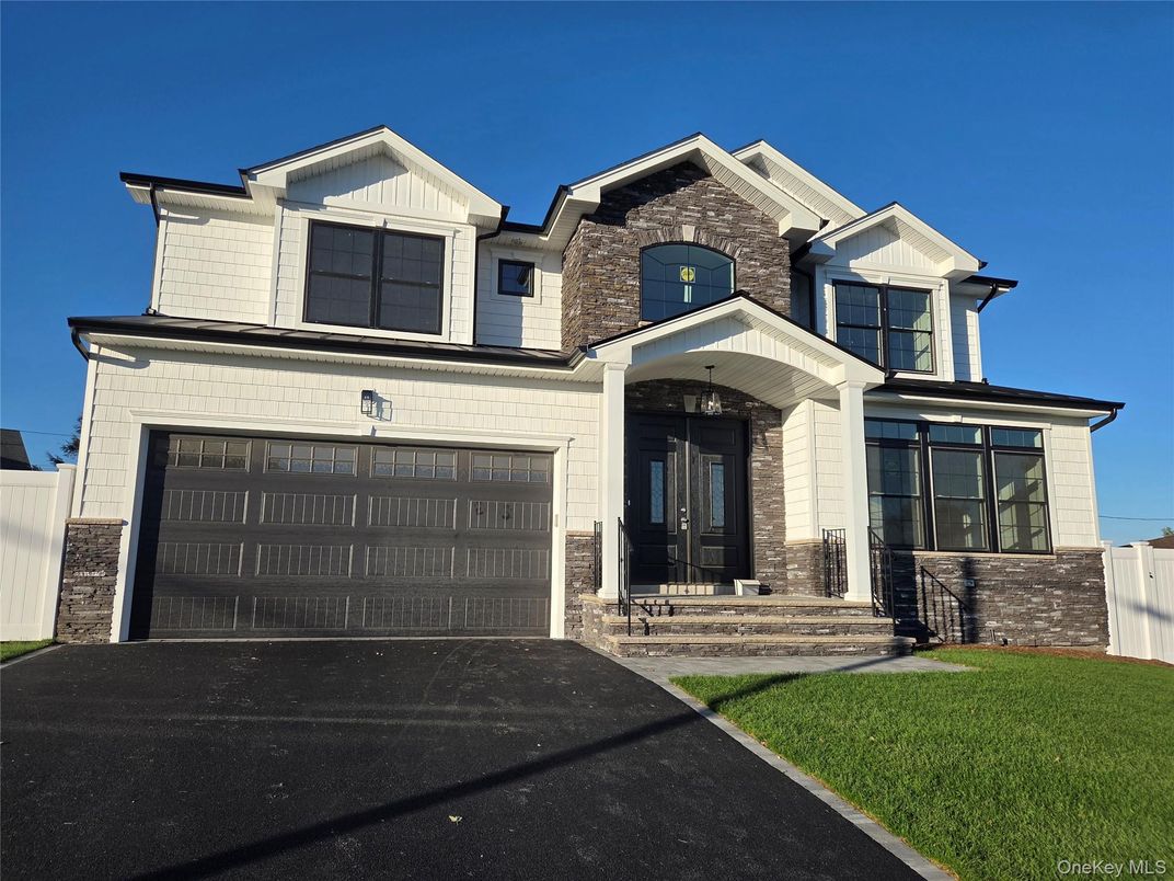 Attached, Exterior, Facade, Farmhouse