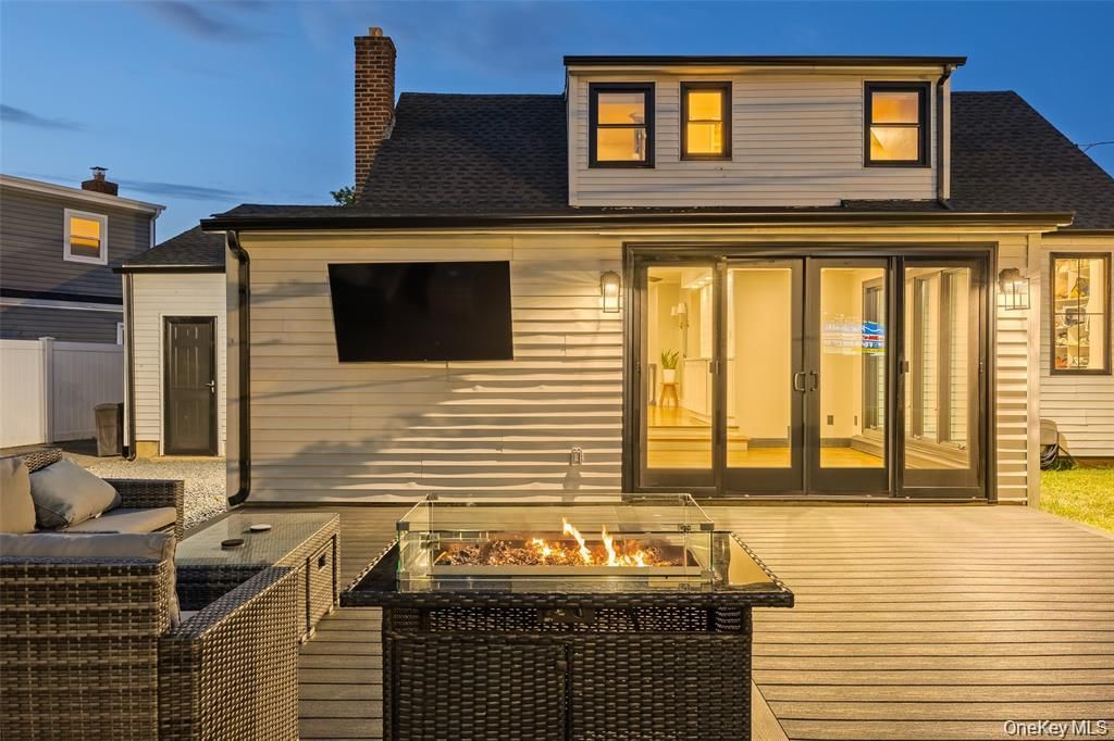 Exterior, Facade, Modern