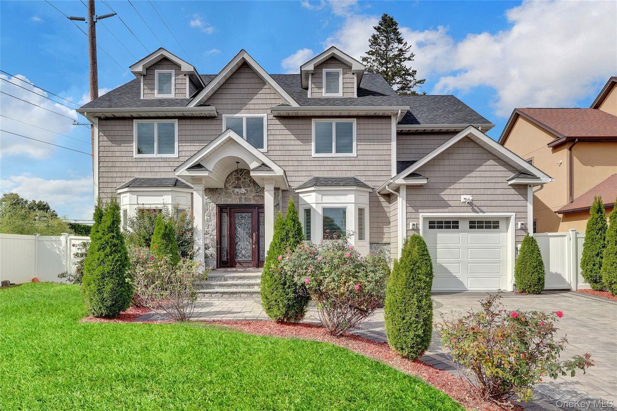 Attached, Exterior, Facade, Queen Anne Victorian