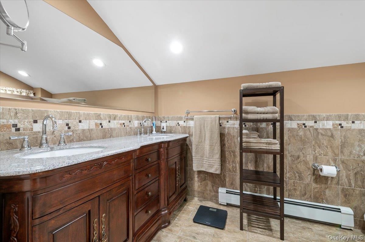 Bathroom, Dual Sink Vanities, Interior, Recessed Lighting