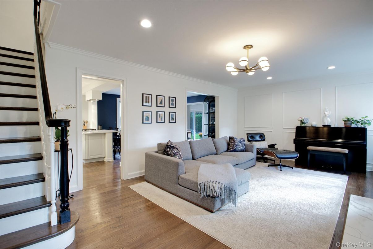 Interior, Living room, Pendant Lights, Piano, Recessed Lighting, Wood Texture Flooring