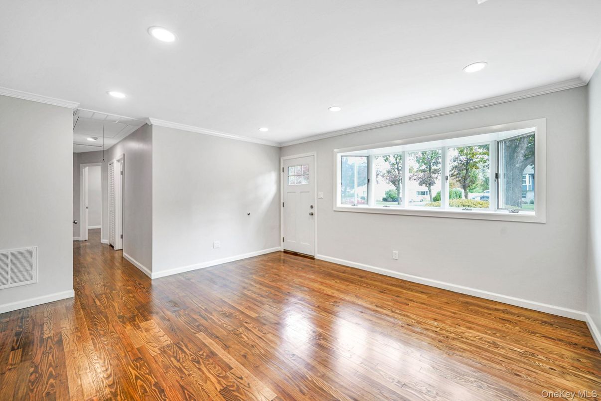 Empty room, Interior, Recessed Lighting, Wood Texture Flooring