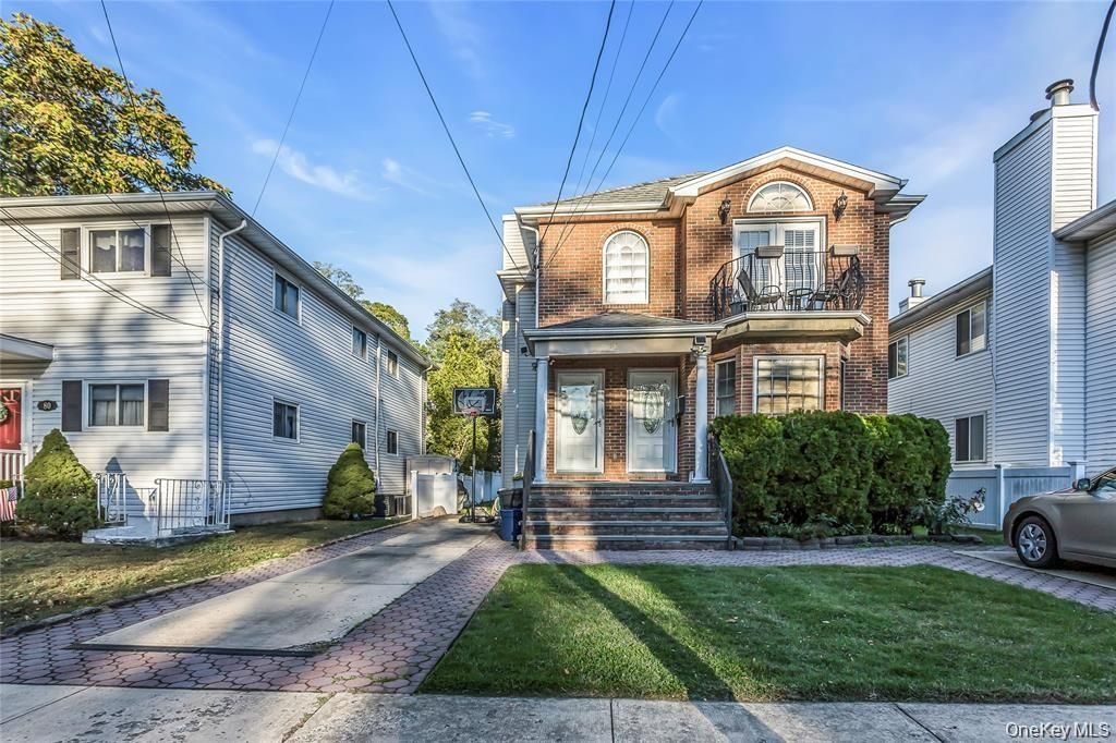 Exterior, Facade, Brick Facade, American Foursquare