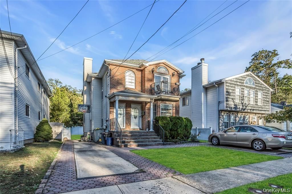 Exterior, Facade, Rowhouse