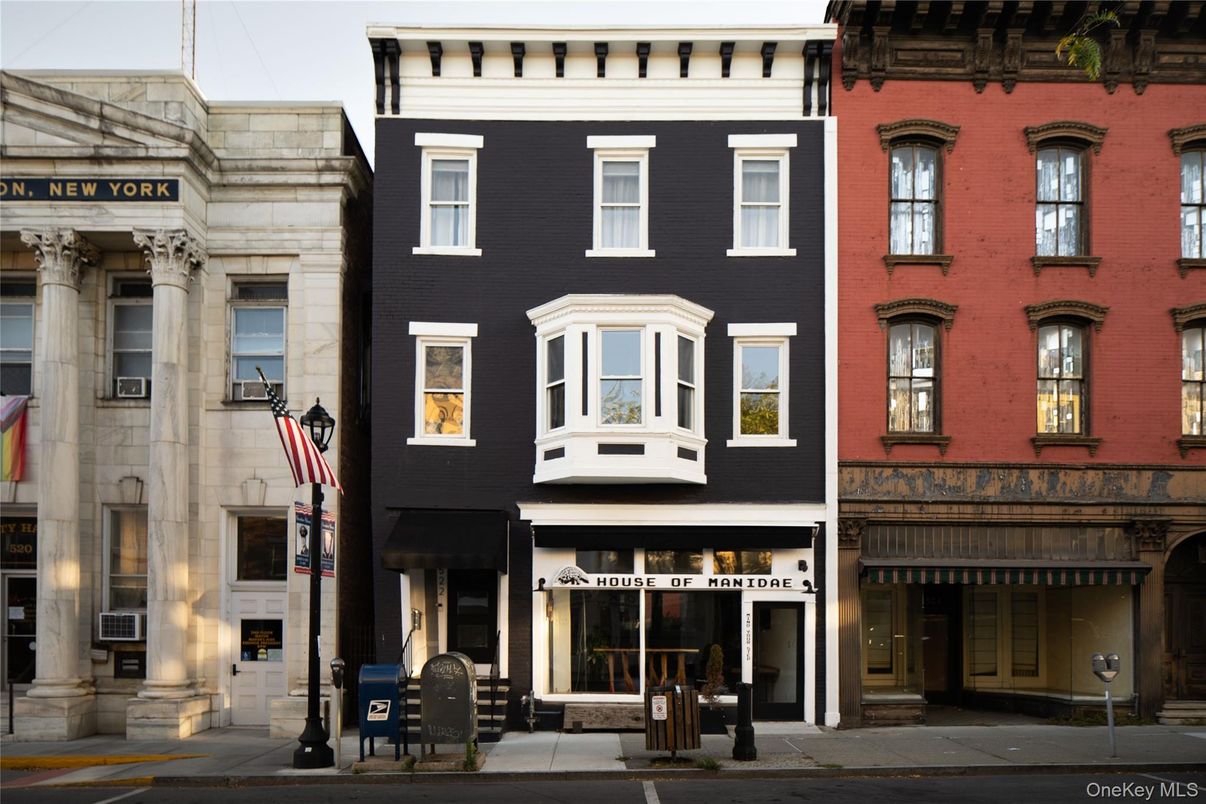 Exterior, Facade, Rowhouse