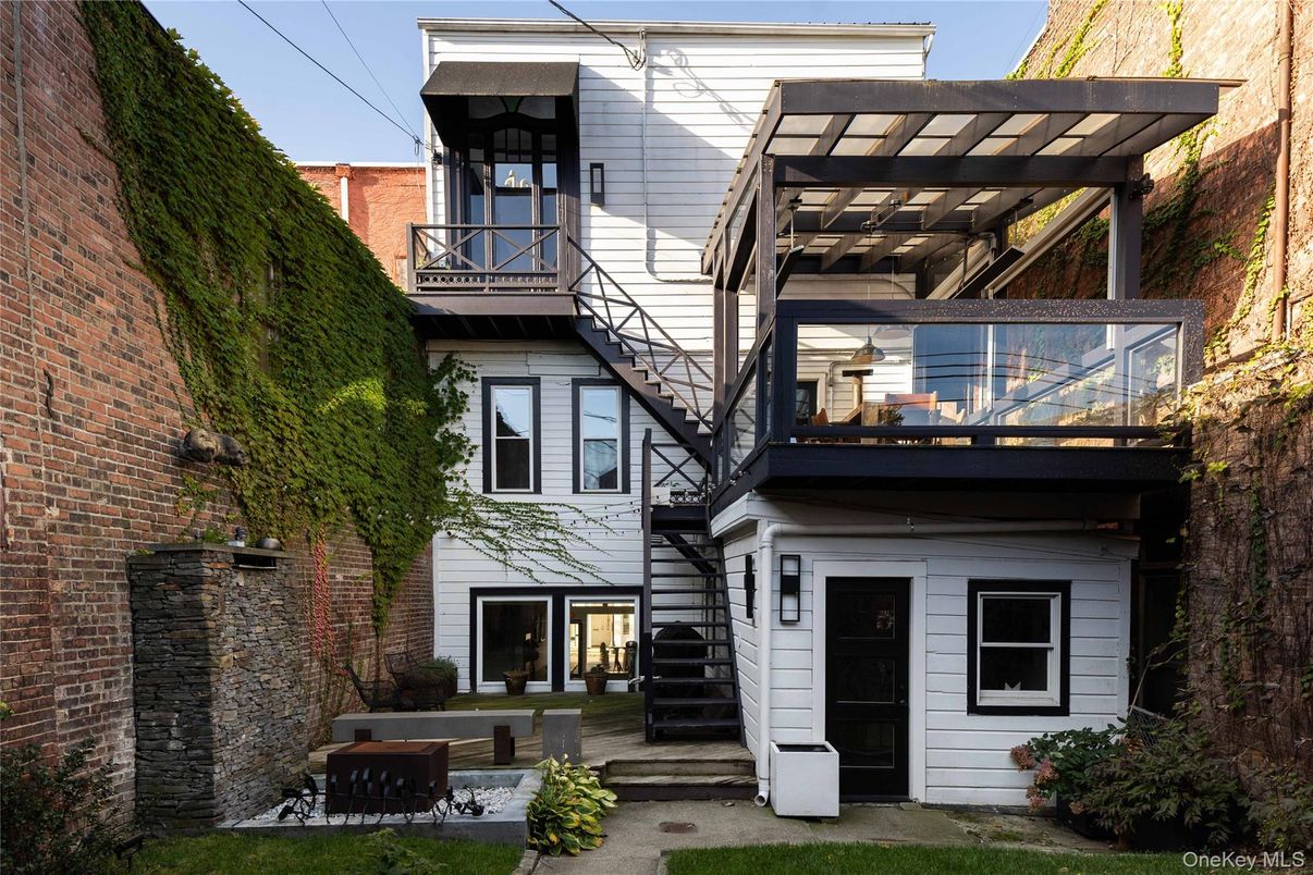 Exterior, Facade, Brick Facade, American Foursquare