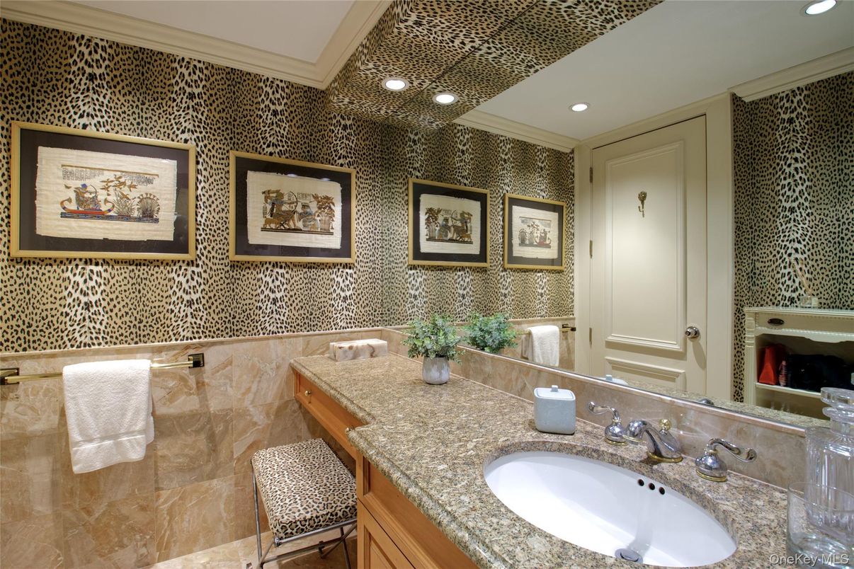 Bathroom, Interior, Recessed Lighting