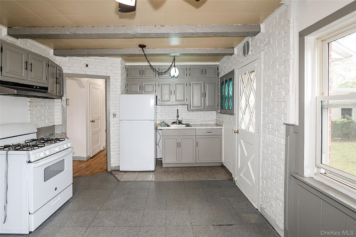 Interior, Kitchen, Pendant Lights, Stone Walls
