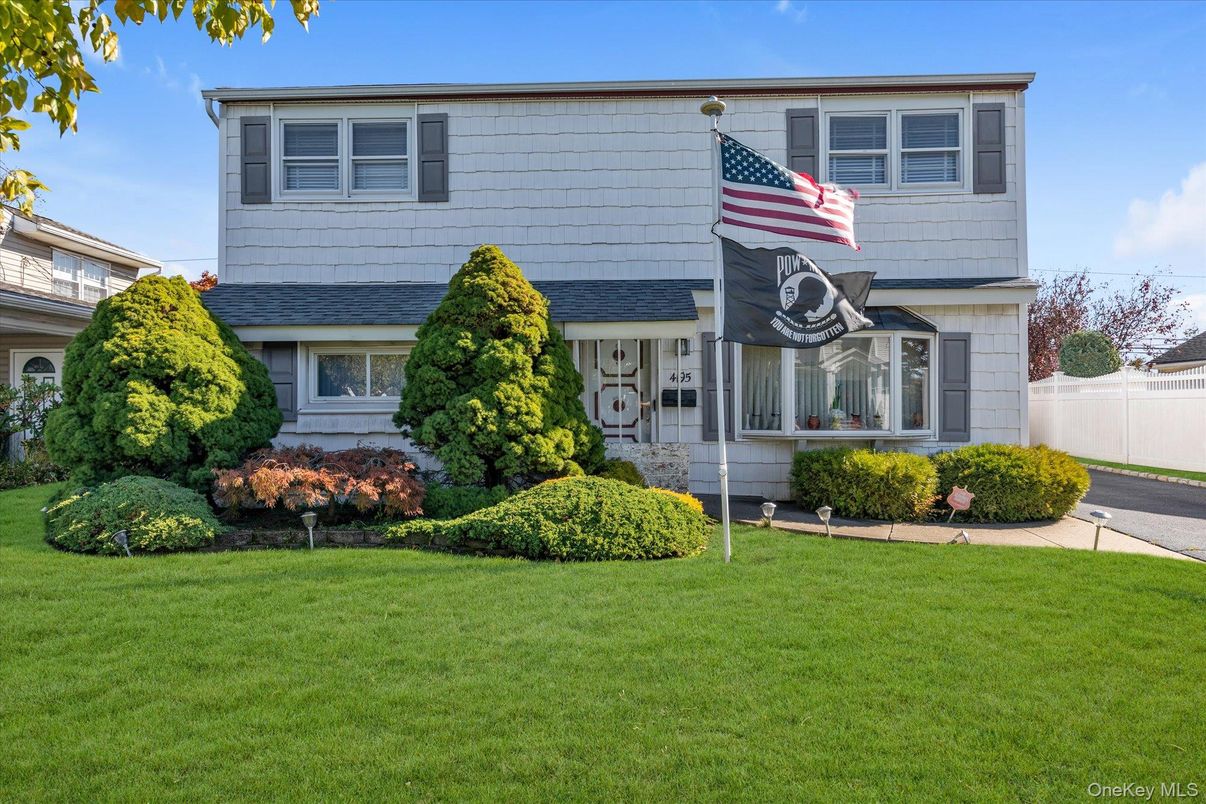 Attached, Exterior, Facade, Raised Ranch