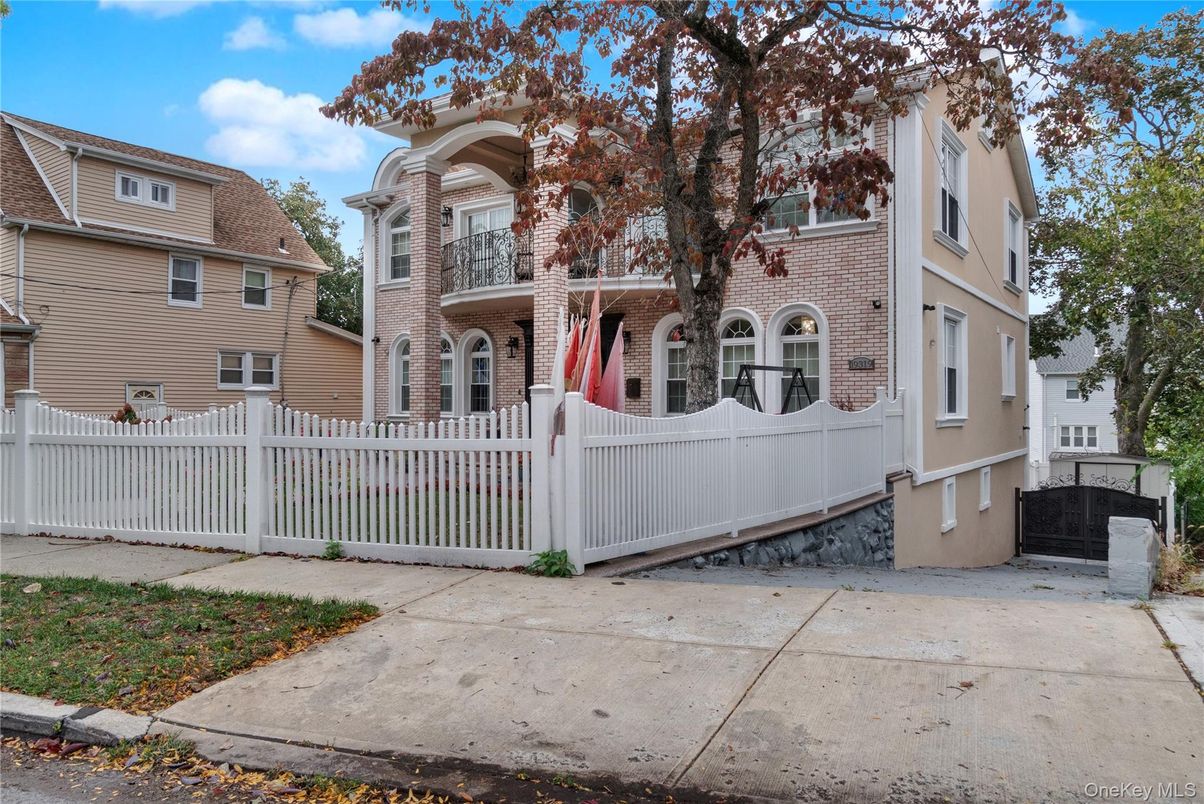 Exterior, Facade, Brick Facade, Rowhouse