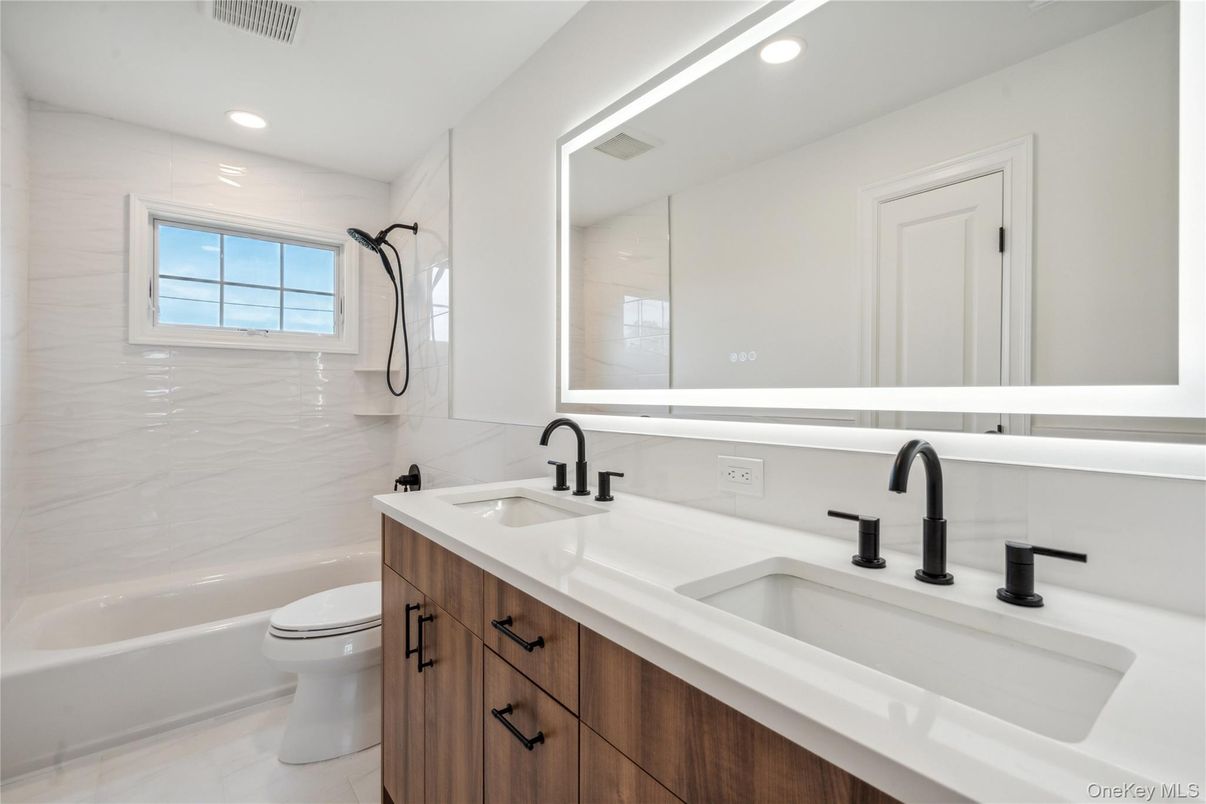 Bathroom, Dual Sink Vanities, Interior, Recessed Lighting