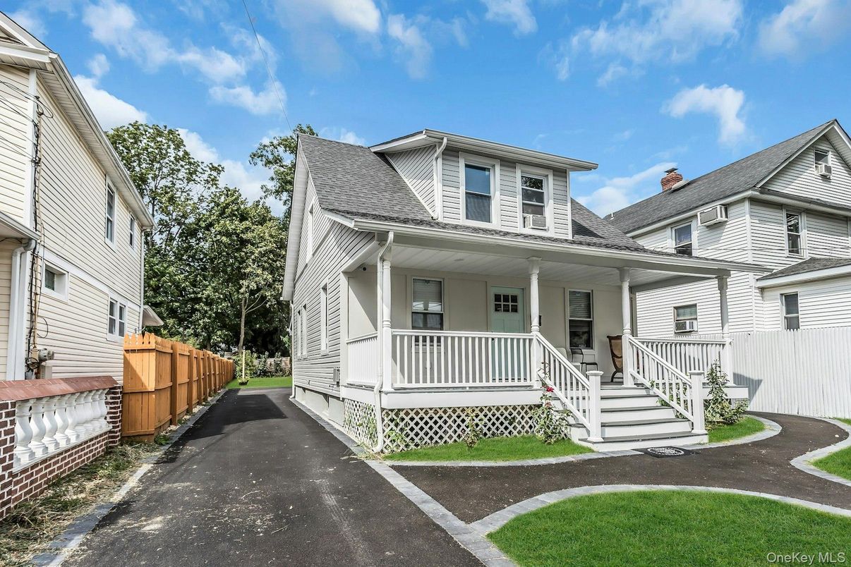 Exterior, Facade, American Foursquare