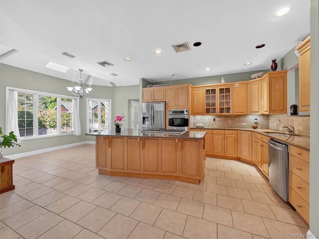 Chandelier, Interior, Kitchen, Recessed Lighting, Stainless Steel Appliances