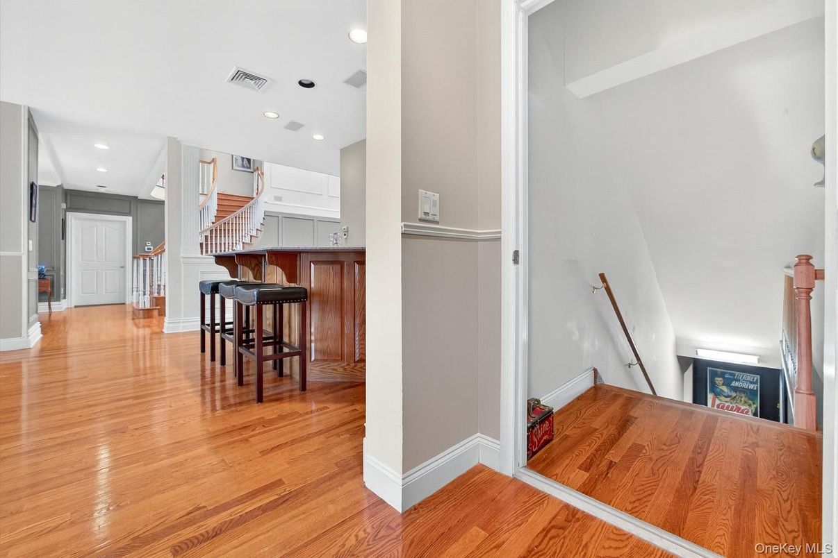 Interior, Recessed Lighting, Wood Texture Flooring