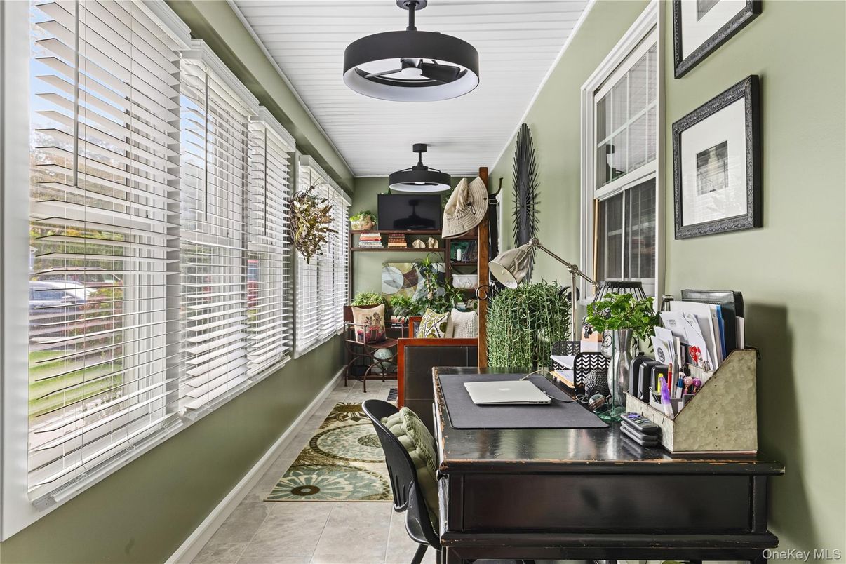 Home Office, Interior