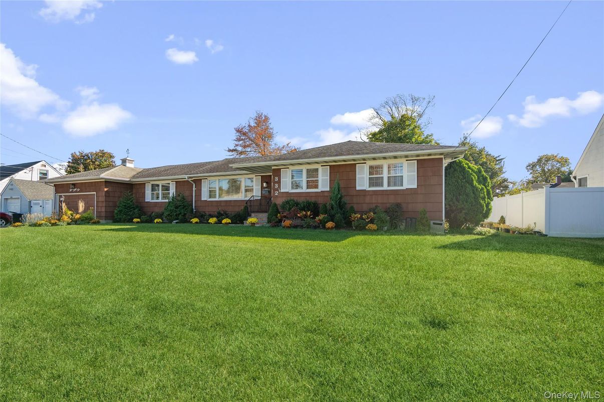 Backyard, Exterior, Facade, Brick Facade, Ranch
