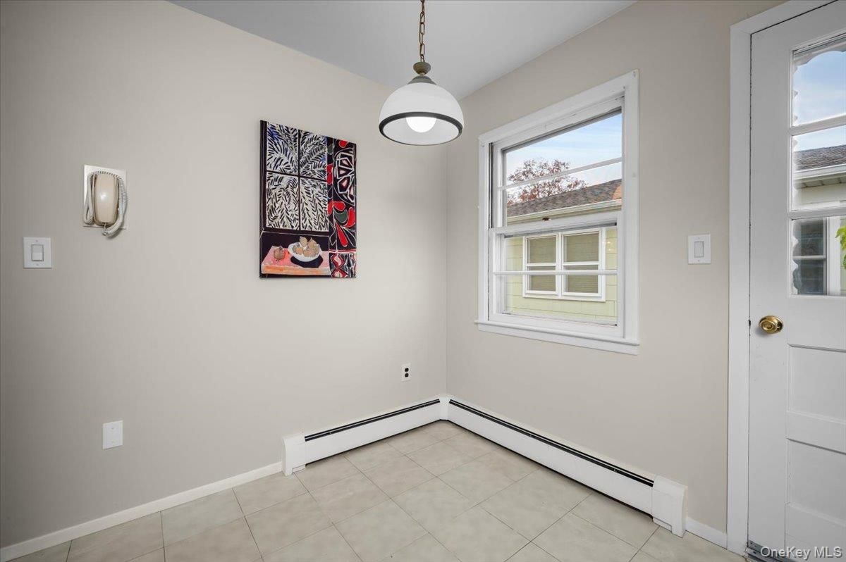 Empty room, Interior, Pendant Lights