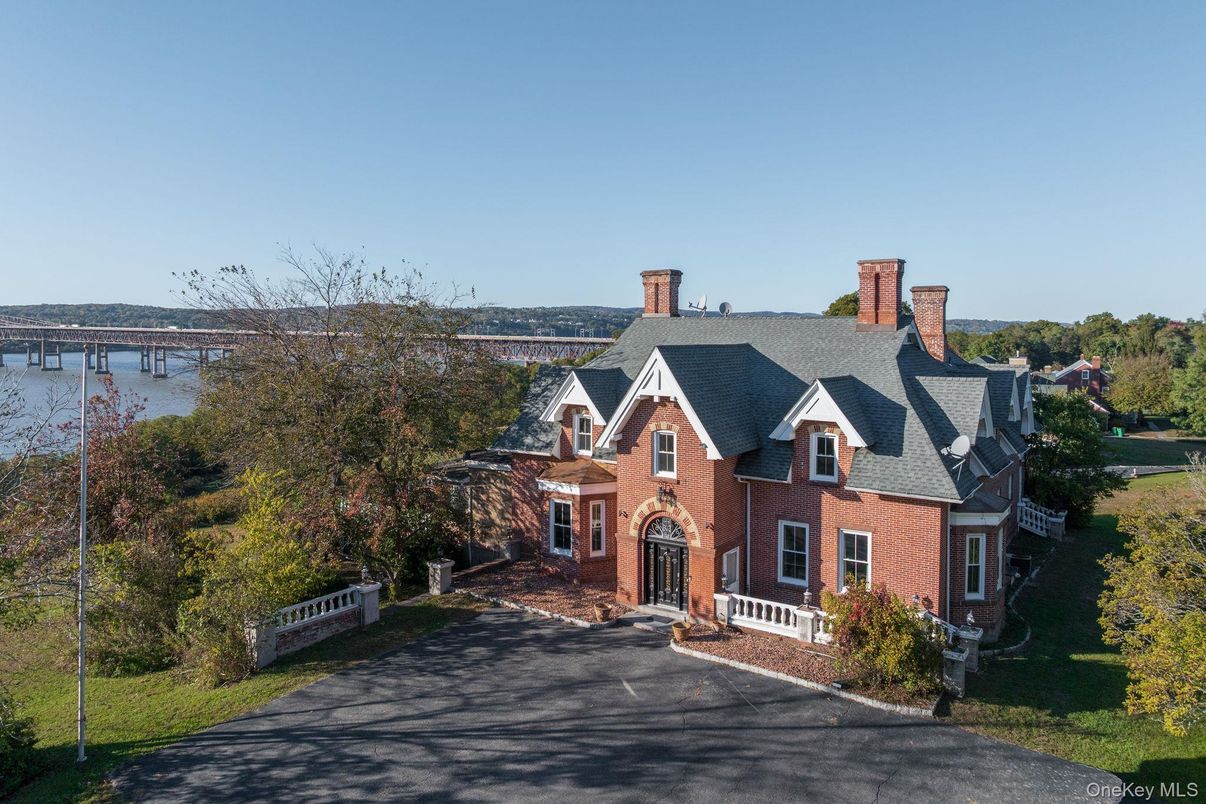 Exterior, Facade, Queen Anne Victorian