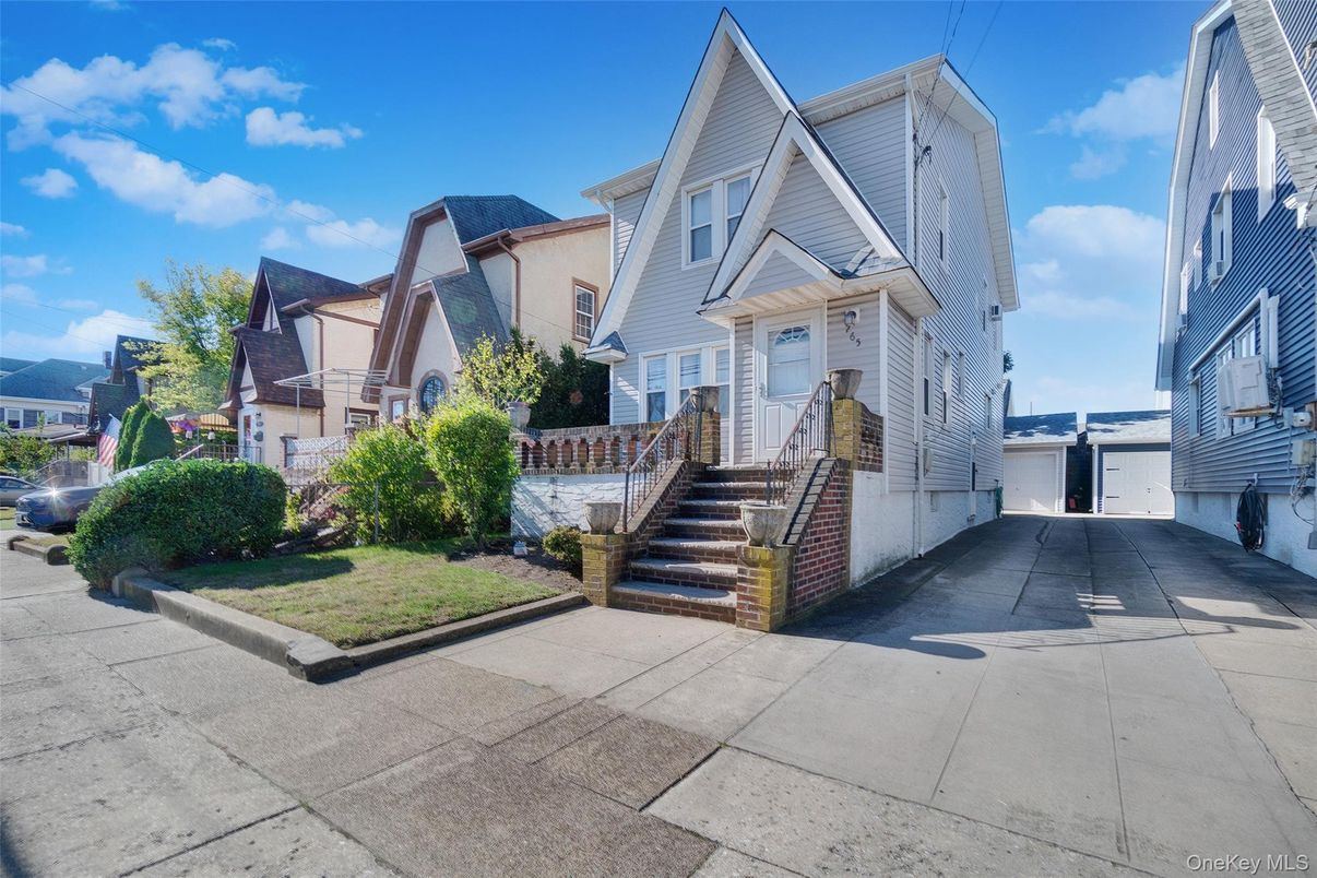 Exterior, Facade, Queen Anne Victorian